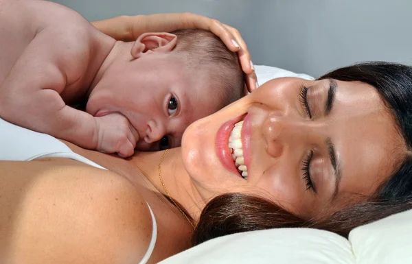 Moeder met babyjongen liggen. — Stockfoto