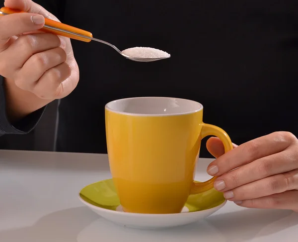 Frau gießt Zucker ein — Stockfoto