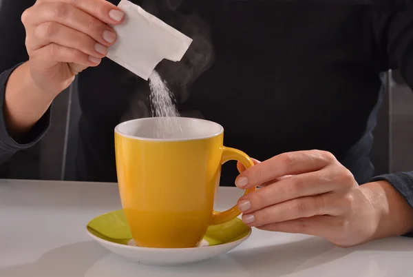 Frau gießt Zucker ein — Stockfoto