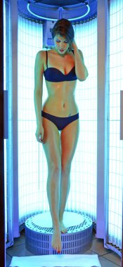 Solaryum bikinili kadın 