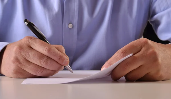 Man ondertekening van een document — Stockfoto