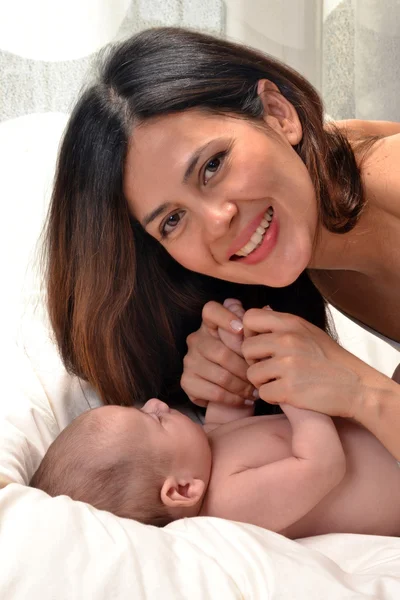 Mãe segurando as mãos do bebê — Fotografia de Stock