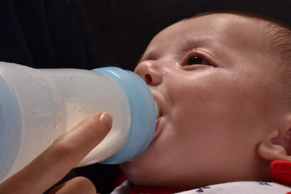 Moeder voedt haar baby — Stockfoto