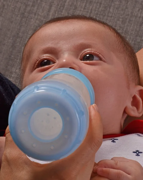 Mutter füttert ihr Baby — Stockfoto