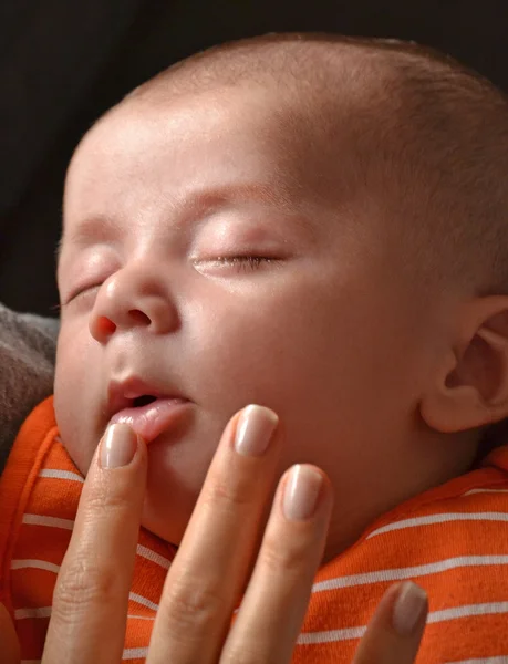 Bebek yüzü sevecen anne — Stok fotoğraf
