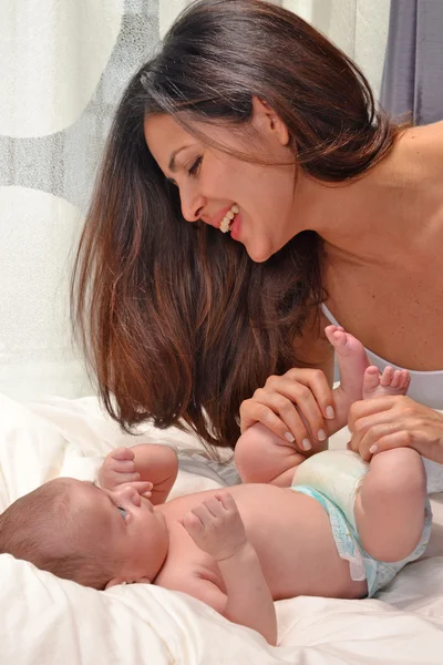 Mamma njuter tid med baby — Stock fotografie