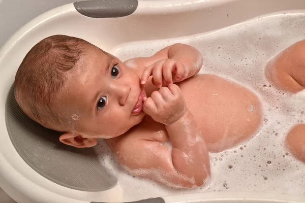 Bebê menino tomando banho — Fotografia de Stock