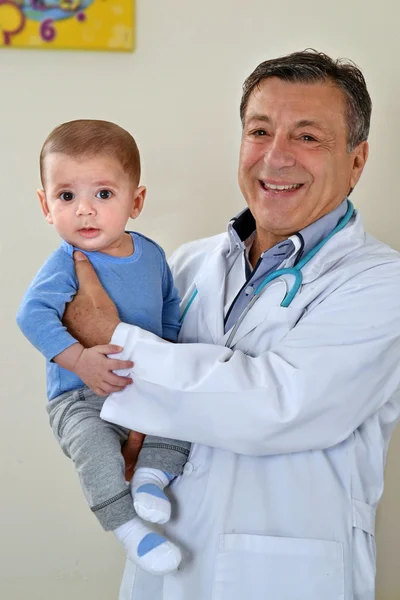 Doctor sosteniendo saludable bebé niño — Foto de Stock