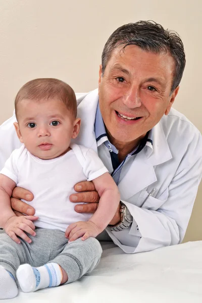 Doctor sosteniendo saludable bebé niño — Foto de Stock