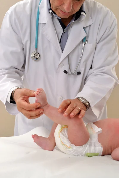 Pediatra examinando a un niño . — Foto de Stock