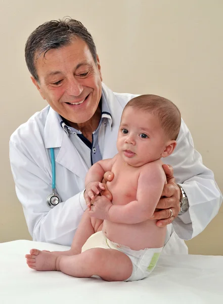 Doctor sosteniendo saludable bebé niño — Foto de Stock