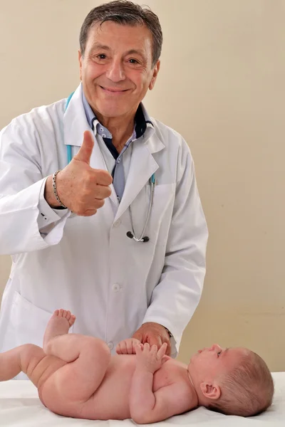 Pediatra mostrando el pulgar hacia arriba — Foto de Stock