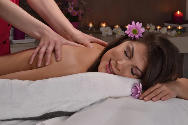 Latijnse vrouw terugkrijgen van massage — Stockfoto