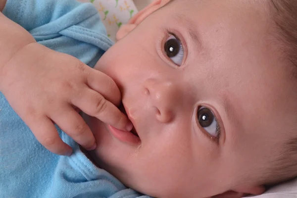 Lindo bebé niño mintiendo —  Fotos de Stock