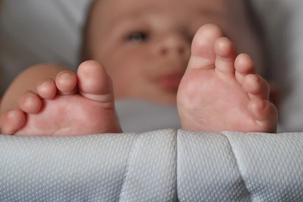Lilla barnets fötter — Stockfoto