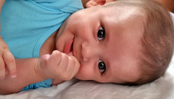 Babyjongen glimlachen — Stockfoto