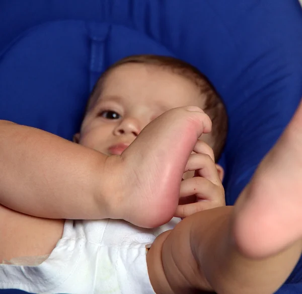 Babyjongen liggend op een deken — Stockfoto