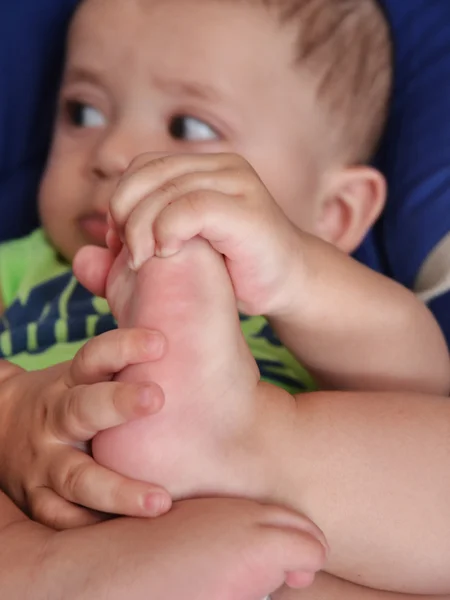 Bambino sdraiato su una coperta — Foto Stock