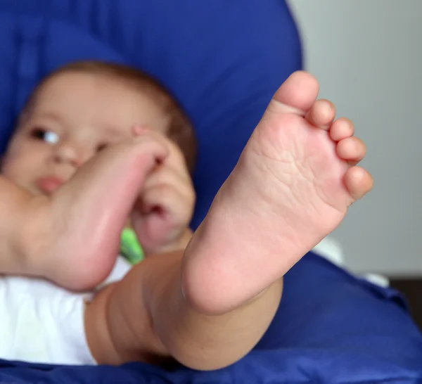Babyjongen liggend op een deken — Stockfoto