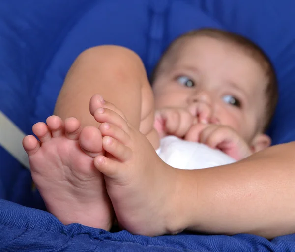 Babyjongen liggend op een deken — Stockfoto