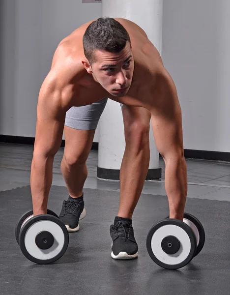 Entrenamiento de deportista con pesas . —  Fotos de Stock