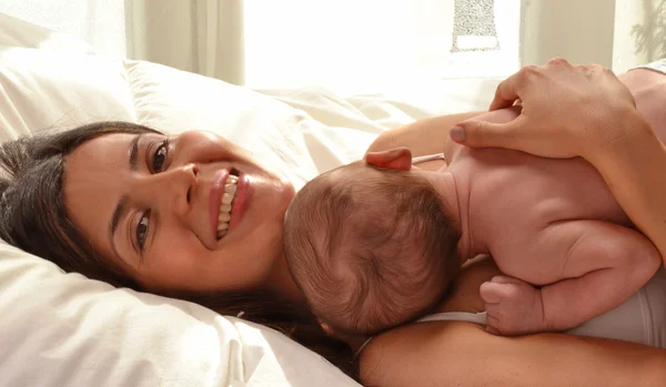 Mãe aproveitando o tempo com o bebê — Fotografia de Stock