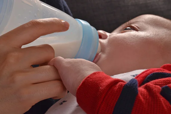 Mother feeding her baby — Stock Photo, Image