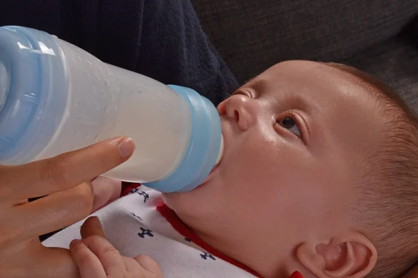 Mother feeding her baby — Stock Photo, Image