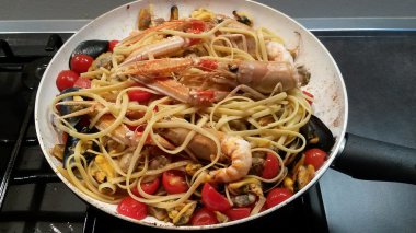 Makarna karides ve kiraz domates ile