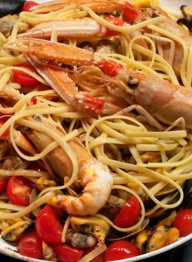 Makarna karides ve kiraz domates ile