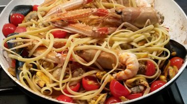 Makarna karides ve kiraz domates ile