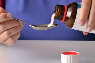 kadın holding şişe tıp