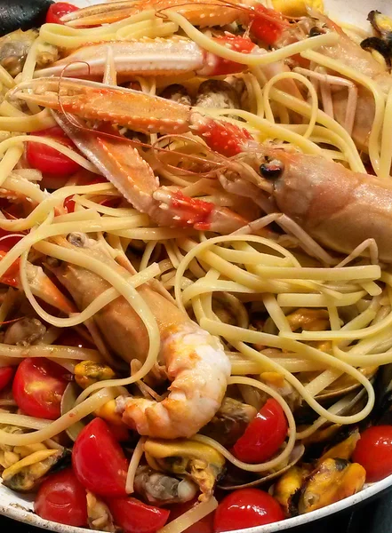 Makarna karides ve kiraz domates ile