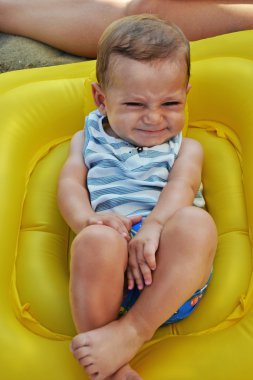 sevimli küçük çocuk sahilde