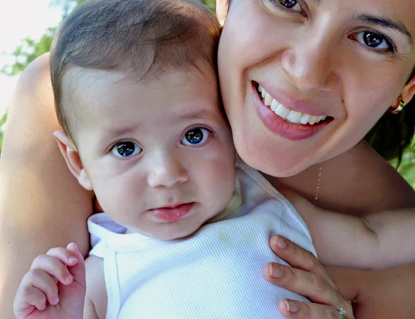 Mutter mit ihrem kleinen Jungen — Stockfoto