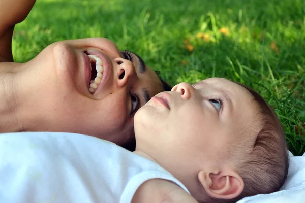 Mutter mit ihrem kleinen Jungen — Stockfoto