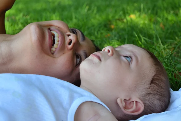 Anne ile küçük oğlu — Stok fotoğraf