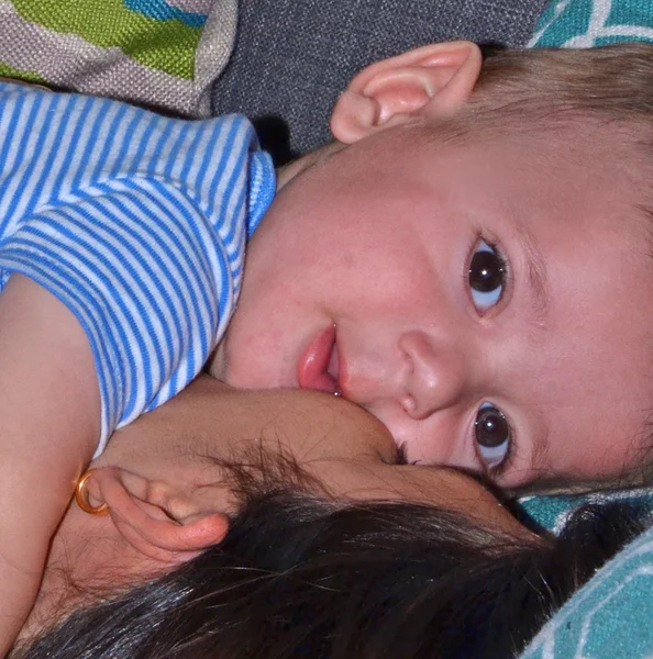 Madre con su pequeño niño — Foto de Stock