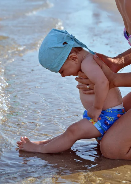 Schattig jongetje op het strand — Stockfoto