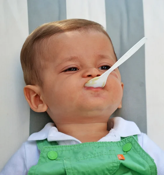 Baby jongetje eten — Stockfoto