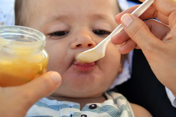 Menino pequeno comendo — Fotografia de Stock