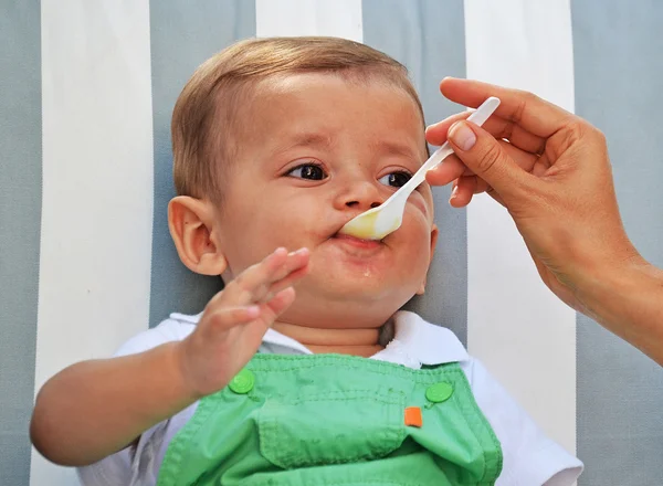 Kleiner Junge isst — Stockfoto