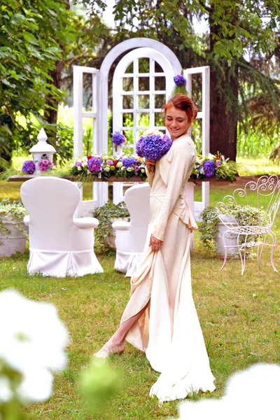 Bella sposa in posa in giardino — Foto Stock