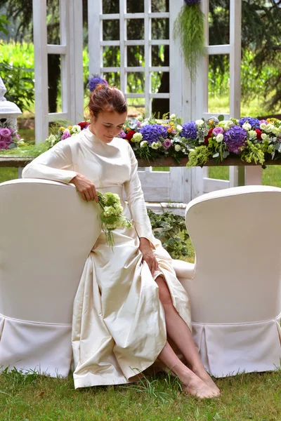 Красивая невеста позирует в саду — стоковое фото