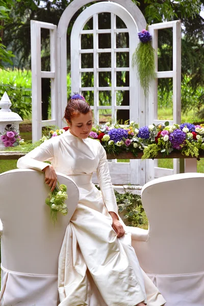 Beautiful bride posing in the garden — Stock Photo, Image