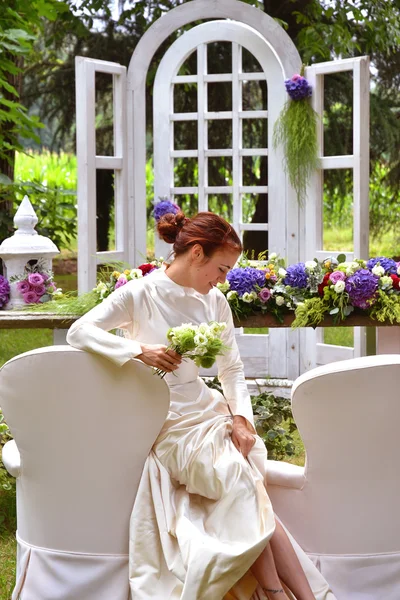 Beautiful bride posing in the garden — Stock Photo, Image