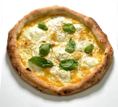 Fırında Mozzarella pizza Napolet stili, sarı domates ve fesleğen.