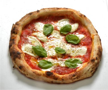 Mozzarella peynirli fesleğenli pizza Napoli stili beyaz kutuda teslim etmeye hazır.
