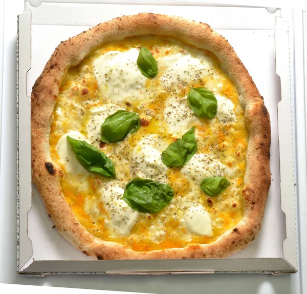 Recién Horneado Mozzarella Pizza Napoletan Stile Con Tomate Amarillo Albahaca — Foto de Stock