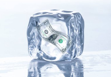 Donmuş dolar değeri kavramı. Buz küpünün içinde bir dolarlık banknot.
